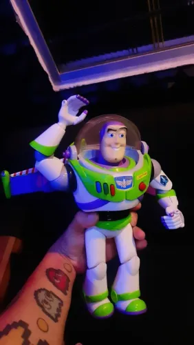 Boneco buzz lightyear detalhe na asa em portugues