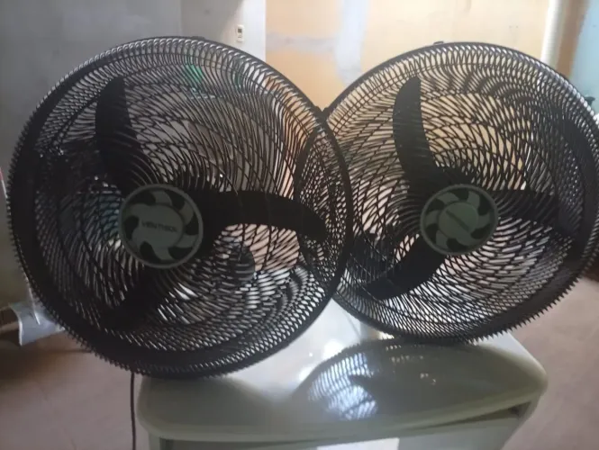Dois ventilador grande de parede