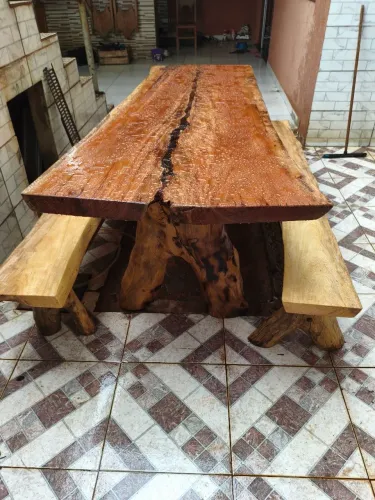 Mesa rústica rezinada, de 2 metros e 5