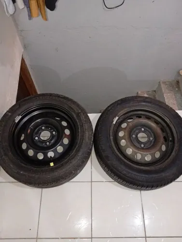 2 rodados aro 15 completo.
