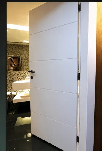 4 Portas completas com caxilhos, vistas e fechaduras.