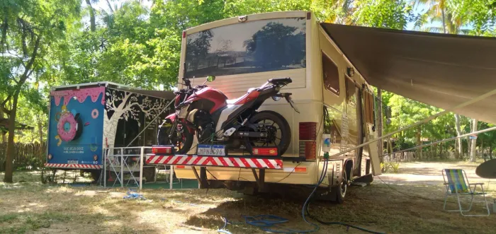 Reboque para motocicleta em motorhome