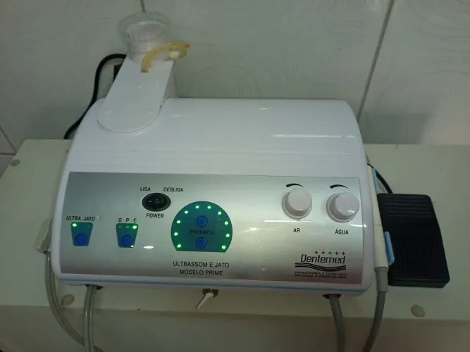Ultrassom e jato de bicarbonato piezoelétrico prime