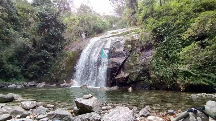 SÍTIO COM MATA E ACESSO Á 3 CACHOEIRAS EM ENG.PASSOS-RJ