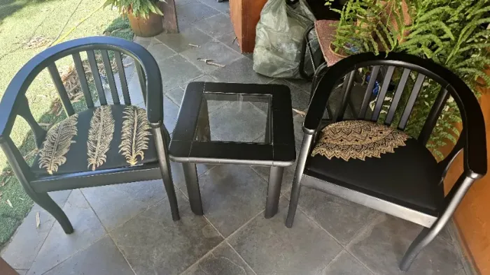 2 cadeiras de madeira com mesinha de centro