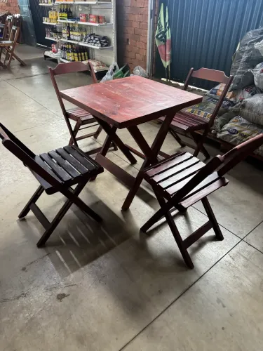 Vendo jogos de Cadeiras de Madeira Com Poucas Avarias!!