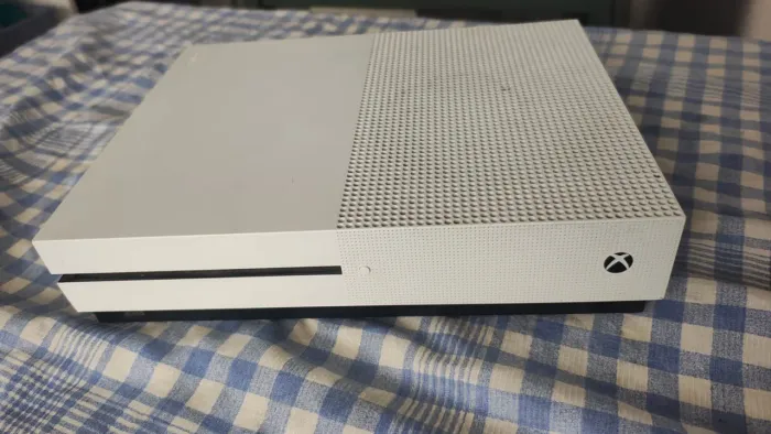 Xbox One S - 1tb + 1 controle