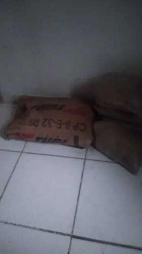 Saco de cimento de 50 kg e cinco sacos de areiam