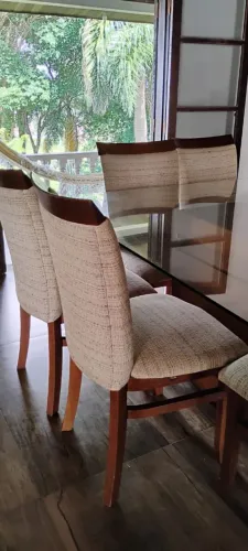 Mesa com 8 cadeiras 