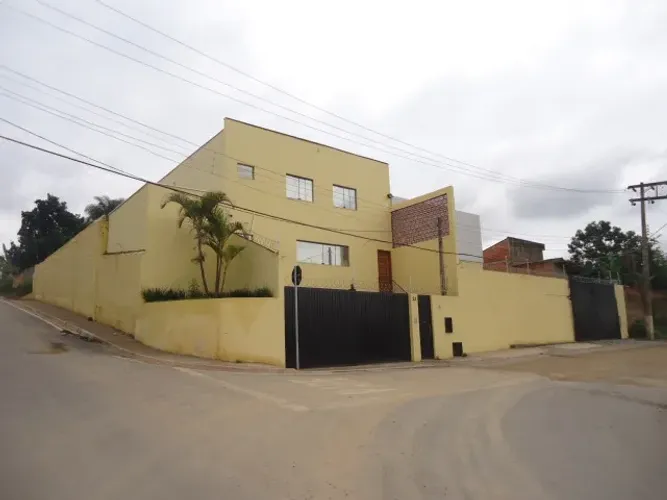 Galpão c/ 900 m² na zona norte próx. feira da barganha. Pátio e entrada para caminhões.