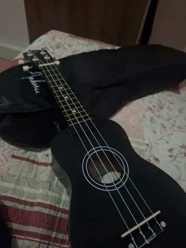 Ukulele Preto Seminovo com Capa - Perfeito para Iniciantes