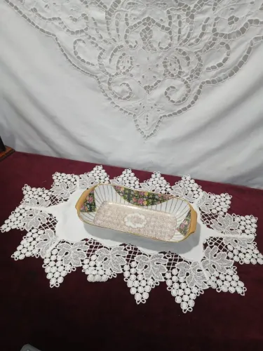 Antiga petisqueira com pintura floral