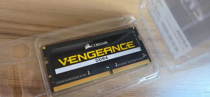 Memória RAM para Notebook Corsair Vengeance, 8GB, 2400MHz, DDR4, CL16 - CMSX8GX4M1A2400C16