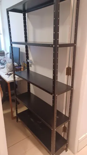 Estante de metal preta
