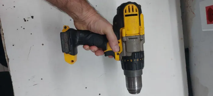Furadeira parafusadeira DEWALT DCD985L2 para serviço pesado