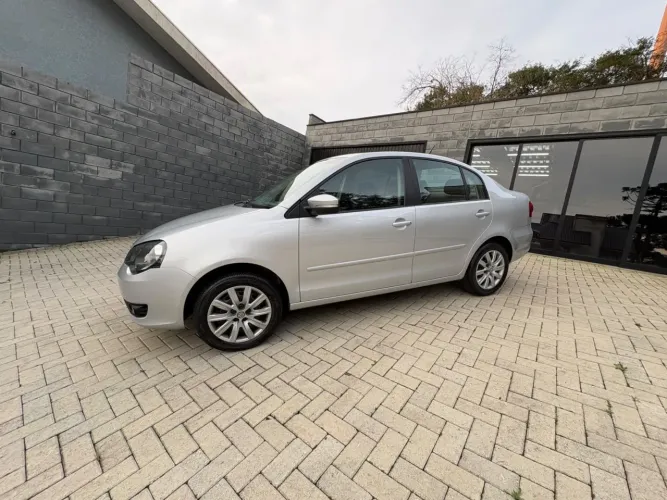 Volkswagen Polo Sedan 1.6 MI Total Flex 8V 4P 2014