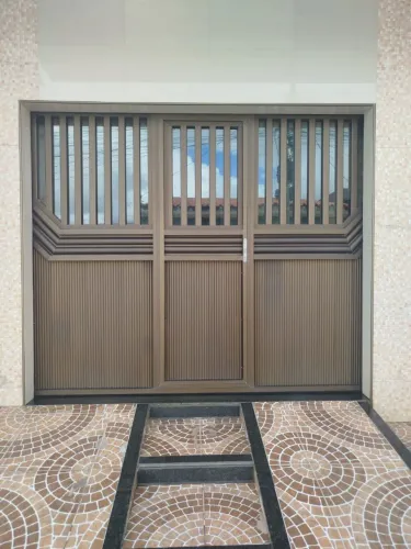 Portão de alumínio bronze com motor já instalado 