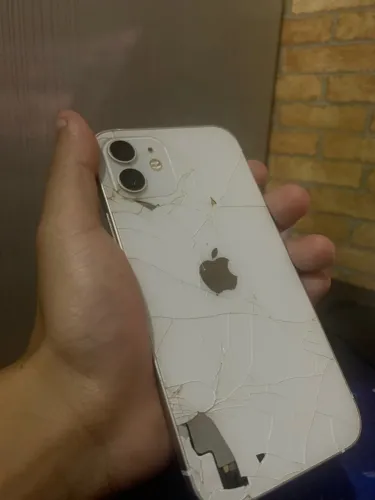 iPhone 12, 64gb com traseira quebrada.