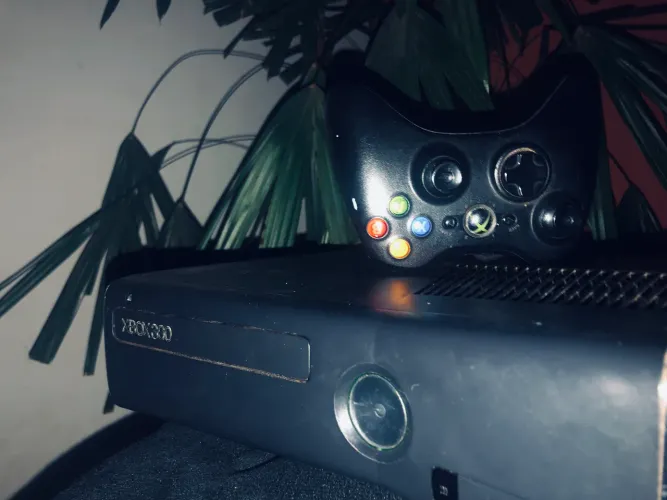 Vendo Xbox 360 slim usado, em ótimas condições
