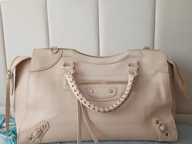 Vendo 2 bolsas novas,sem uso,lindas com um preço ótimo.