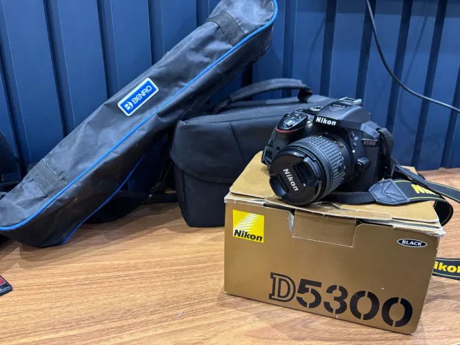 Câmera Nikon D5300 Completa na Caixa + Lente 18-55mm + Tripé Benro