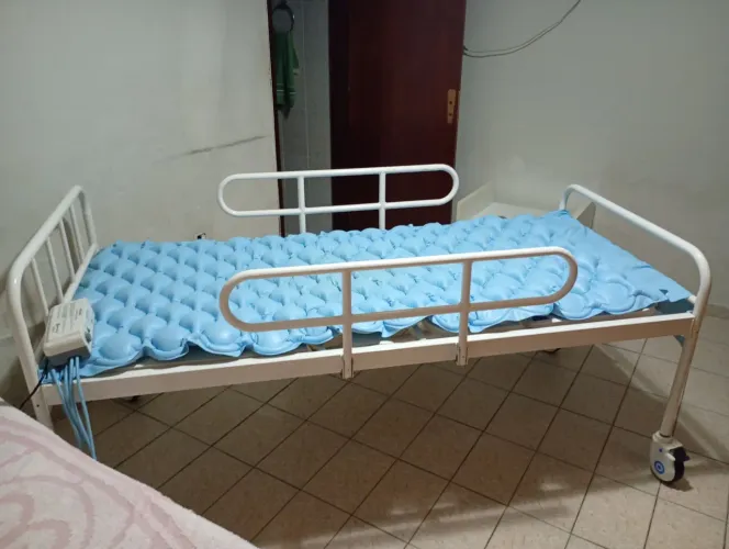 Cama de hospital com colchão pneumático