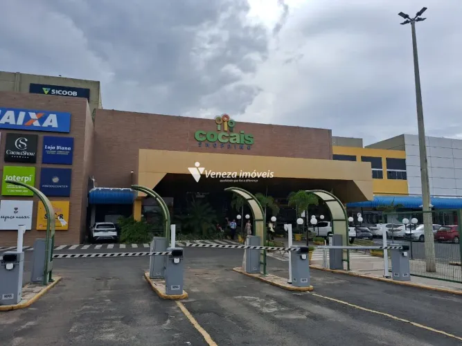 Loja semi mobiliada com mezanino no Shopping Cocais para aluguel