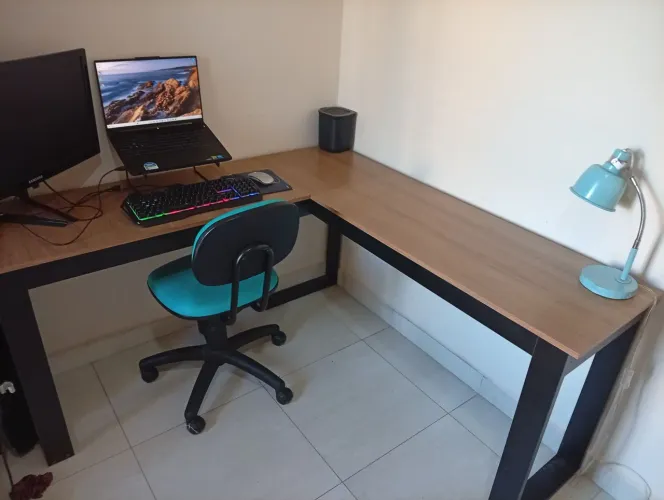 Mesa de escritório estilo industrial em L