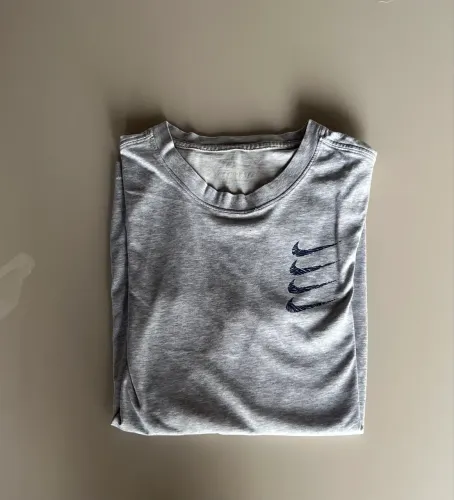 camiseta nike cinza