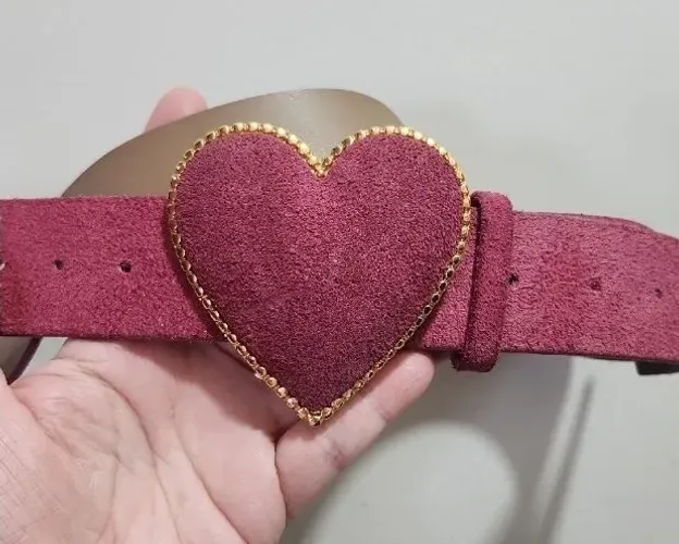 Cinto de couro com fivela de coração rosa