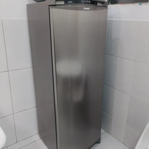 Geladeira cinza Consul