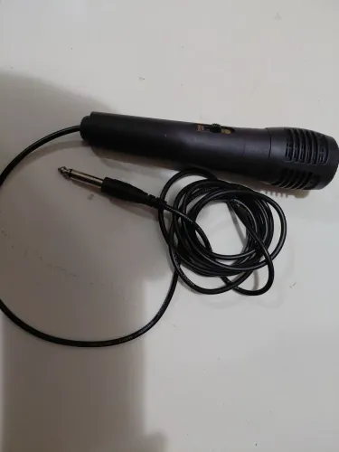Microfone com saída para caixa de amplificador