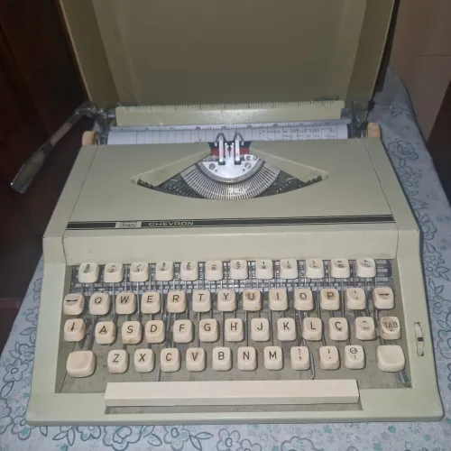 Máquina de escrever Chevron Sears, antiga e conservada.