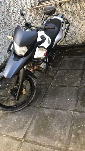 Vende-se Honda XRE 300, com proteção de carenagem, R$ 16.000,00