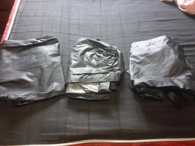 Jaqueta 2 blusa e uma calsa de coura para usar na chuva