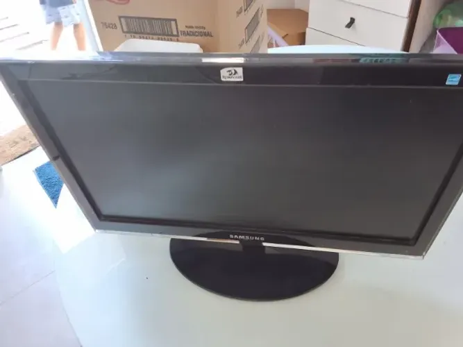 Monitor sanssung com marcas na tela, funcionando