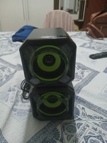 Caixa de som pequena para notebook. 
