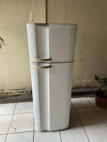 Vendo uma geladeira Eletrolux gelo seco conservada (Entrego)