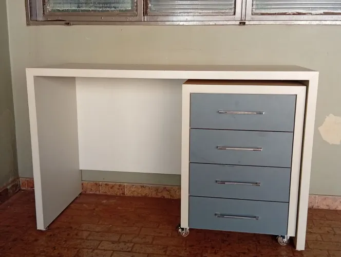 Vendo mesa de estudo, feito por marcenaria