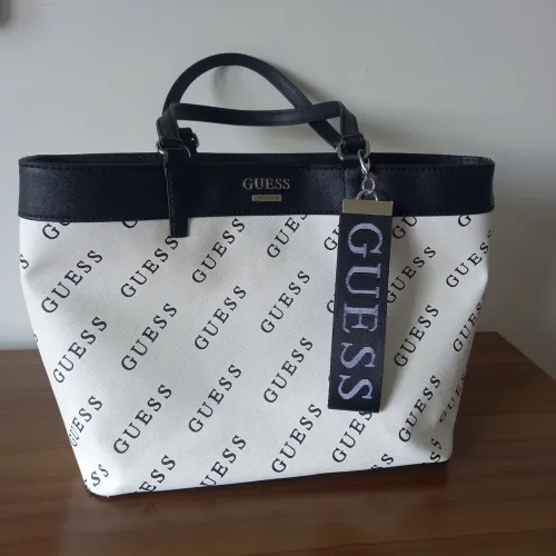 Bolsa Guess Original Branca com detalhes preto 