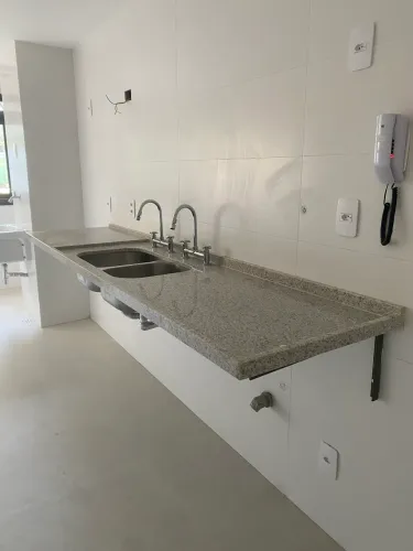 Bancada (pia) de cozinha em granito Itaúna com cuba inox