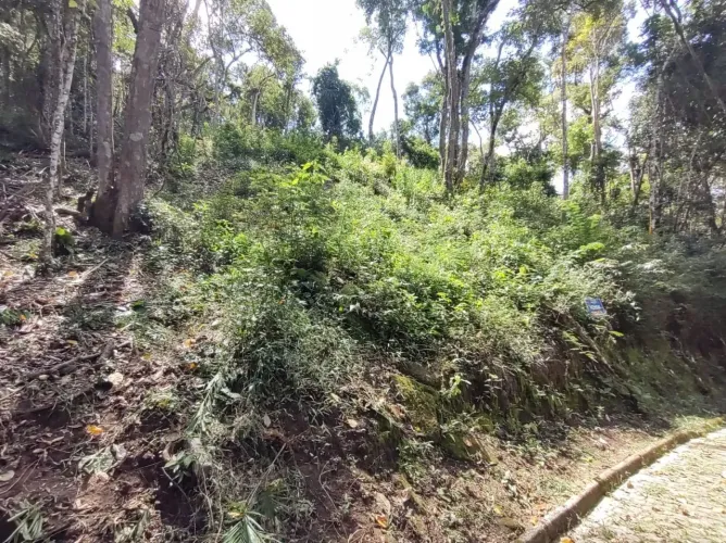 Terreno com boa topografia medindo 956,87m² no Cônego