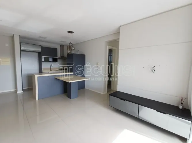 Apartamento semimobiliado para locação no Centro de Jaraguá do Sul.