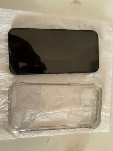 Vende-se IPhone 12 usado e em excelente estado. 