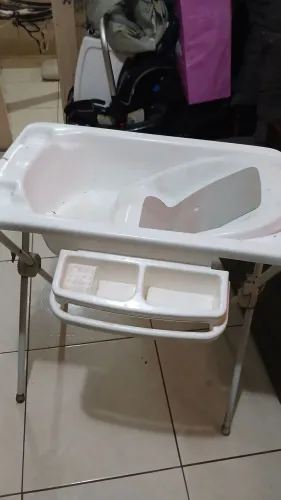 Banheira com suporte, encosto pra RN e porta toalha e produtos de higiene.