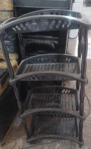 Estante plástica, de 4 prateleiras, em bom estado.