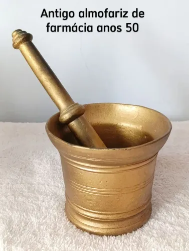 Robusto almorfariz em bronze com Pilão, ricamente cinzelado