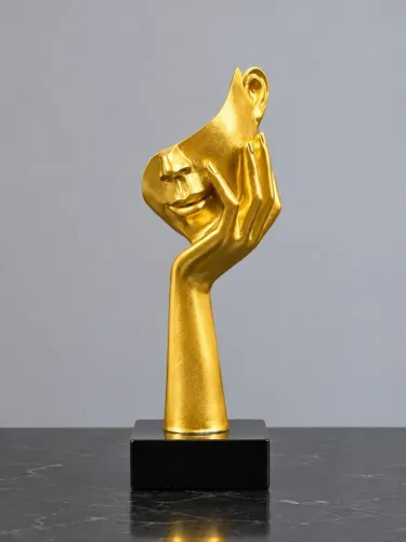 Escultura Decorativa Rosto Dourado com Mão no Rosto e Base Preta