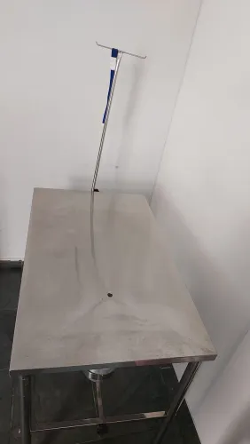 Mesa veterinária com suporte para soro