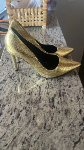 Scarpin dourado novo 